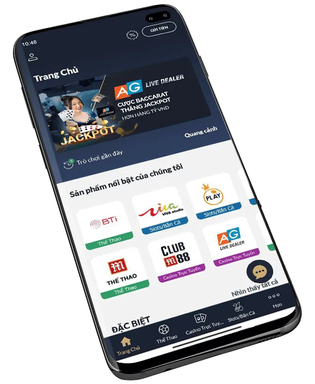 Bàn tay đặt thẻ chiến lược chơi game slot với giao diện 55mom win